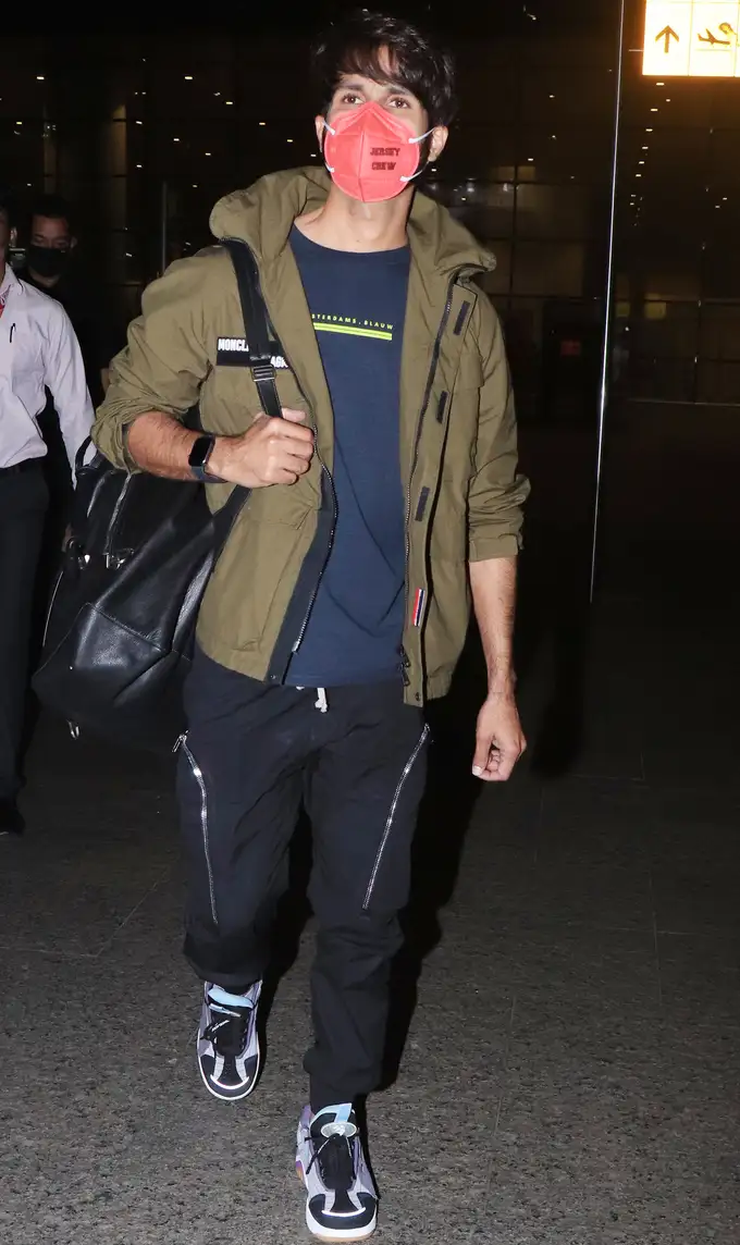 एयरपोर्ट पर दिखे शाहिद