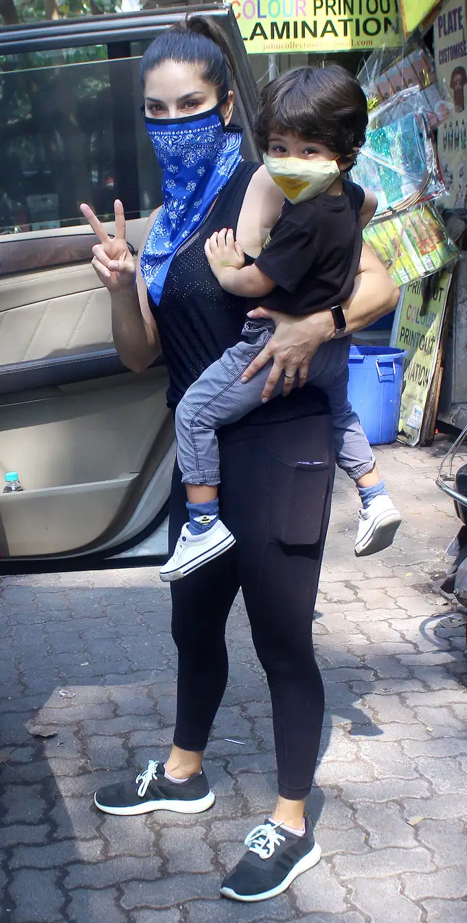 सनी लियोनी का ब्लू मास्क