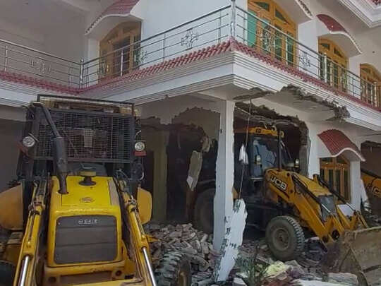 मकान पर चला बुलडोजर