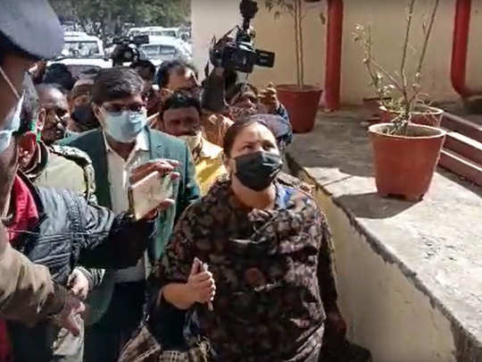 lalu prasad yadav ki bigadi tabiyat to beti misa bharti pahuchi ranchi  tejashwi rabri devi ke bhi pahuchne ki charcha : लालू यादव की बिगड़ी तबीयत  तो मिलने पहुंचीं बेटी मीसा भारती