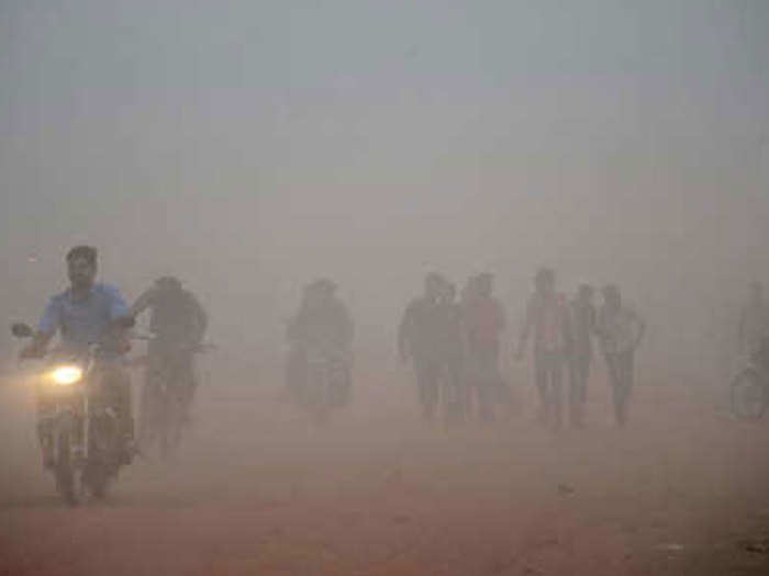 bihar jharkhand weather forecast: bihar me sardi aur kohre ka sitam lagatar  gir raha para janiye jharkhand ka hal : बिहार में जारी है सर्दी का सितम  कोहरे के चलते 27 तक