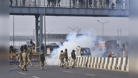 Tractor Rally : बॅरिकेडस् तोडून घुसण्याचा आंदोलकांचा प्रयत्न, पोलिसांकडून अश्रुधुराचा वापर