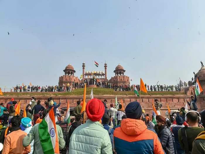 लाल किले पर उपद्रव, जानें विदेशी मीडिया ने दिल्ली हिंसा पर क्या लिखा? -  rampage on red fort in delhi during farmers protest, know what foreign  media wrote on tractor rally violence |