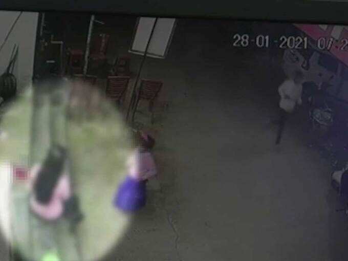 Video: A young man called a woman to meet him, in front of a girl in Bharbazar, he ... Video: A young man called a woman to meet him, in front of a girl in Bharbazar, he ...