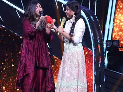 Indian Idol 12: कंटेस्टेंट अरुणिता की आवाज से मुग्ध हुईं अलका याग्निक, भेंट की दुर्गा प्रतिमा 
