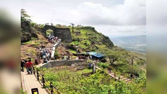 सिंहगडावर एक कोटीचा ध्वज उभारण्याचा निर्णय; गडप्रेमी म्हणतात...