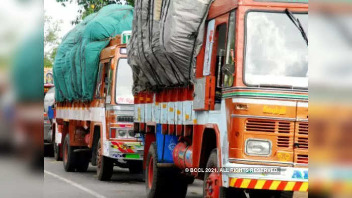 धक्कादायक! वाहतूक पोलिसांच्या अंगावर ट्रक घालण्याचा प्रयत्न (file photo )