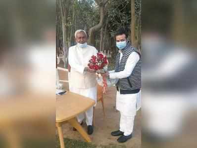Bihar Politics : अब चिराग के सांसद मुख्यमंत्री नीतीश को देने पहुंचे फूल, LJP ने कहा- इस मुलाकात में कुछ भी आश्चर्यजनक नहीं 