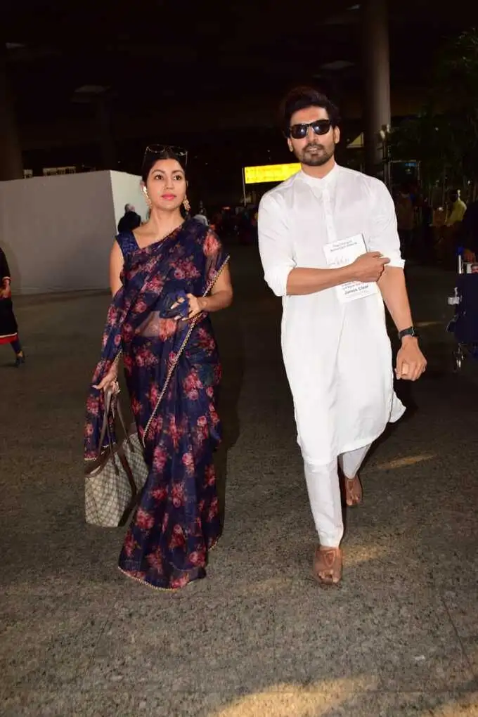 gurmeet debina spotted at airport: lifestyle gurmeet choudhary debina  bonnerjee stylish couple look in indian attire - टीवी के 'राम-सीता'  एयरपोर्ट पर यूं आए नजर, भारतीय लिबास में गुरमीत-देबिना ...