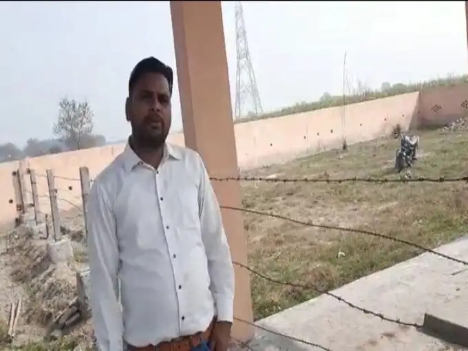 तार लगाकर बांटा श्मशान घाट