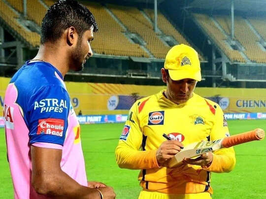 Krishnappa Gautam standing with MS Dhoni (file)