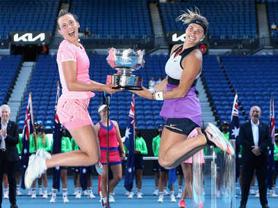 Australian Open 2021 : एलिस मर्टन्स और सबालेंका बनीं ऑस्ट्रेलियन ओपन महिला युगल चैंपियन 