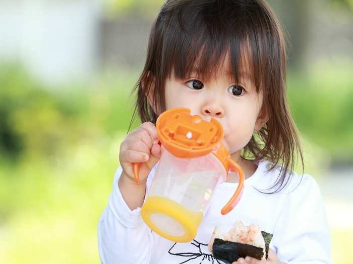when can i give sippy cup to my baby in hindi