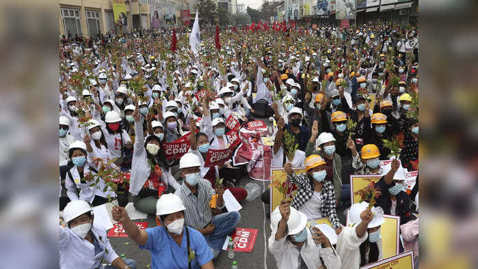 लष्करशाहीविरोधात म्यानमारमध्ये  वैद्यकीय विद्यार्थ्यांचे आंदोलन