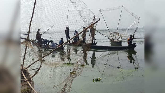 'फेसबुक लाईव्ह' करता करताच होडी उलटली अन्... 