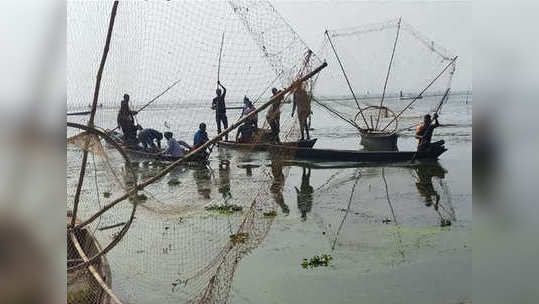 'फेसबुक लाईव्ह' करता करताच होडी उलटली अन्...