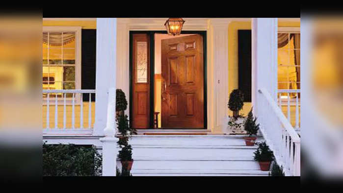 कोणत्या दिशेने आहे तुमच्या घराचा दरवाजा? कोणत्या दिशेचा कसा प्रभाव...जाणून घ्या