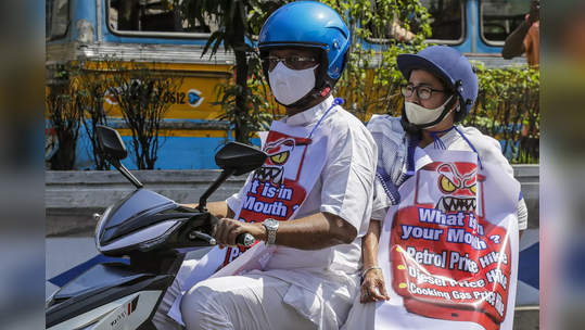 स्कूटरवर मंत्र्यांच्या मागे मुख्यमंत्री, दीदींकडून इंधन दरवाढीचा असा निषेध...