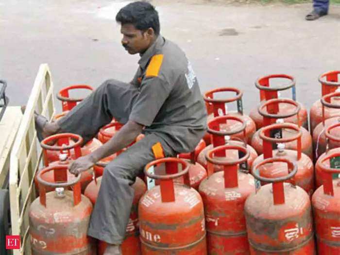 gas cylinder ki keemat badhi: LPG Gas Cylinder Price: lpg cylinder becomes  rs. 25 more expensive : एलपीजी सिलेंडर की कीमत 25 रुपये हुई महंगी -  Navbharat Times