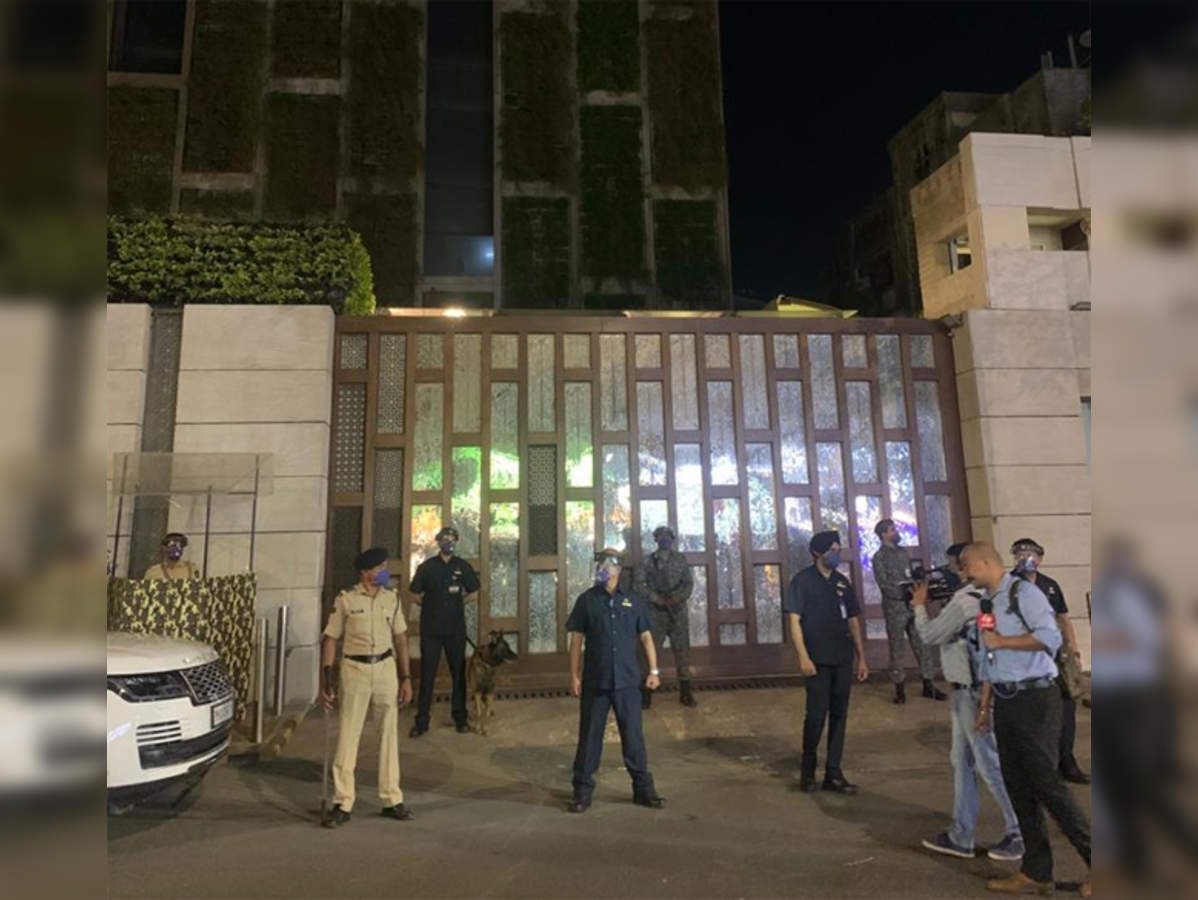 Mukesh Ambani House Car With Explosives Found Near Mukesh Ambani House In Mumbai म बई म म क श अ ब न क घर क प स स म ल व स फ टक लद क र Navbharat Times