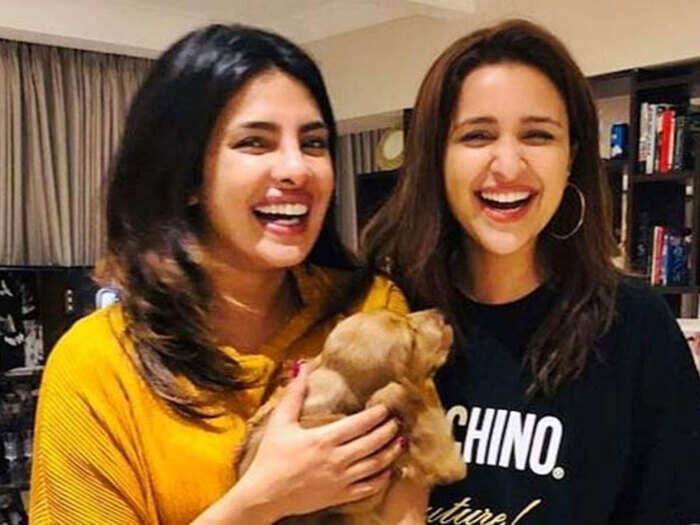 Priyanka Chopra Parineeti Chopra Bollywood व द श म छ गई ह च पड स स टर स प र य क और पर ण त य एस म ट र ड कर रह ह फ ल म Priyanka Chopra We Can Be Heroes And