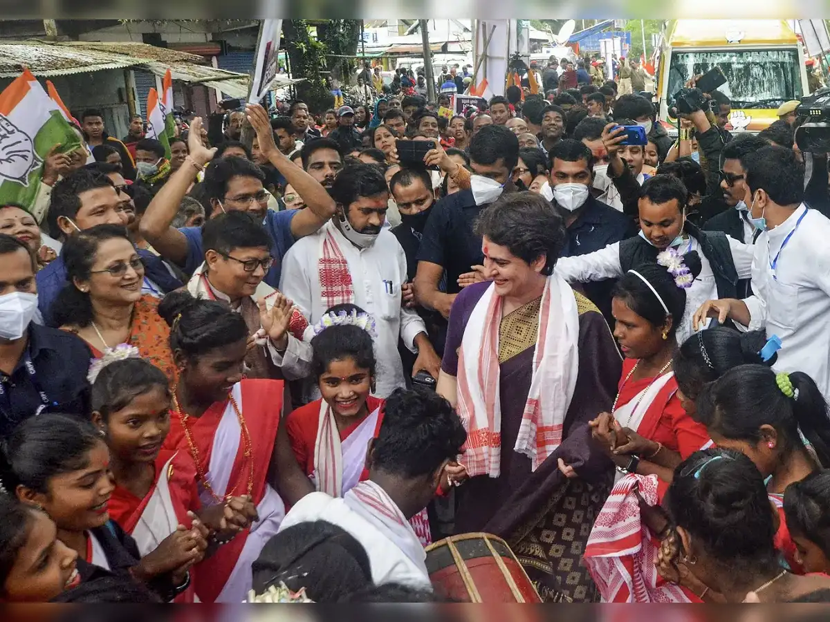 Priyanka Gandhi Vadras Take A Step At Jhumur Dance In Assam Watch Video -  Priyanka Gandhi : प्रियांका गांधी आसाममध्ये; आदिवासींच्या पारंपरिक 'झूमर'  नृत्यात सहभागी | Maharashtra Times ...