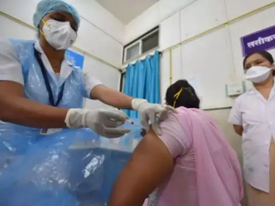 second phase of corona vaccination: કોવિશીલ્ડ કે કોવેક્સીન: કઈ રસી લેવી તે  નક્કી કરવાની તમને આઝાદી છે ખરી? - covishield or covaxin: you can not choose  the option | I am Gujarat