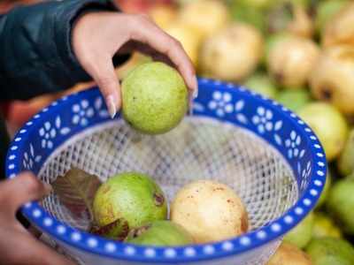 Guava Side Effects: ज्‍यादा अमरूद खाने से भी होता है नुकसान, त्‍वचा और पेट पर सीधा करता है हमला 