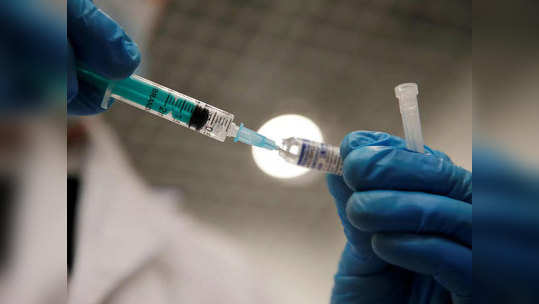 Coronavirus vaccine करोना: 'या' लशीच्या दुसऱ्या डोसनंतर साइड इफेक्ट्समध्ये वाढ!