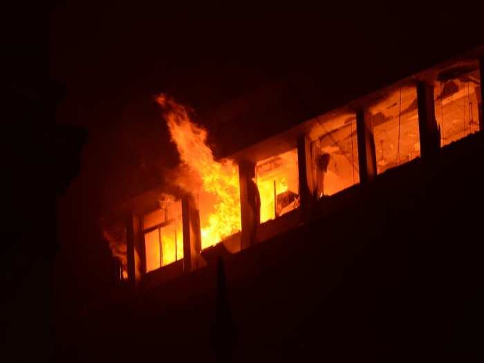 বড ব জ র ফ র ব ধ ব স আগ ন দ উ দ উ কর জ বলছ বহ তল Fire Breaks Out At Kolkata Multi Storey Building Eisamay