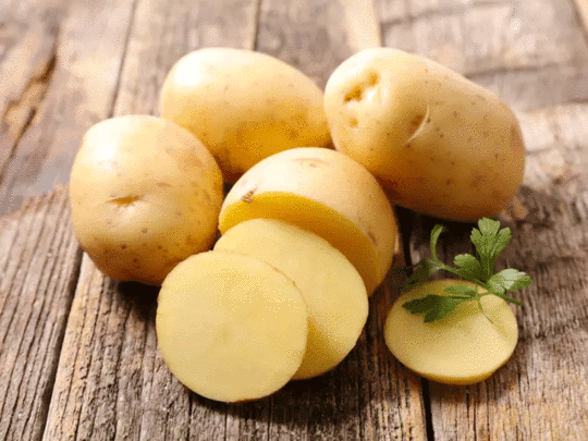potato for summer skin care, इन 10 तरीकों से त्वचा को फायदा पहुंचाता है आलू,  झाइयां और पिंपल होंगे गायब - diy skin care tips with potato it can increase  skin glow