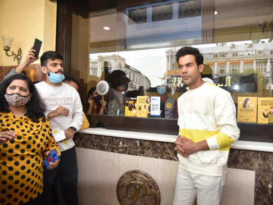 Rajkummar Rao Selling Roohi Movie Tickets In Delhi: दिल्‍ली में ये क्‍या  करने लगे राजकुमार राव! थ‍िएटर में खुद बेचने लगे रूही के टिकट्स - Navbharat  Times