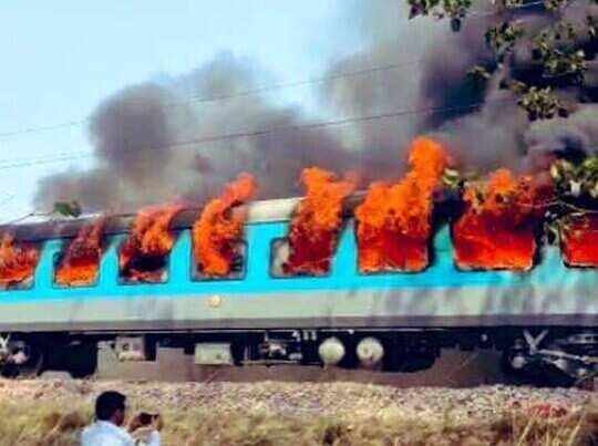 Khaskhabar/दिल्ली-देहरादून शताब्दी एक्सप्रेस की बोगी में अचानक भीषण आग लग गई। हालांकि किसी तरह के हताहत की खबर नहीं है। सभी यात्रियों को सुरक्षित बाहर निकाल लिया गया। आग लगने की वजह शॉर्ट सर्किट बताई जा रही है। कांसरो के