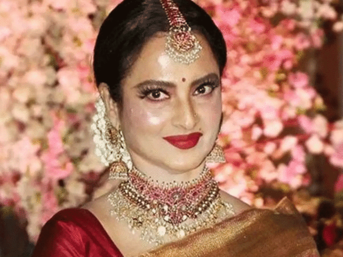 Skin Care Tips Bollywood Actress Rekha, Veteran Actress Rekha: रेखा ने  'बदसूरत बत्तख' बुलाने वालों के मुंह पर जड़ा तमाचा, ऐसे बनीं 'खूबसूरत दीवा'  - rekha the veteran actress of bollywood beauty