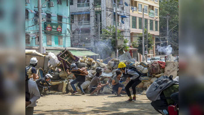 सुरक्षा दलापासून बचाव करताना आंदोलक