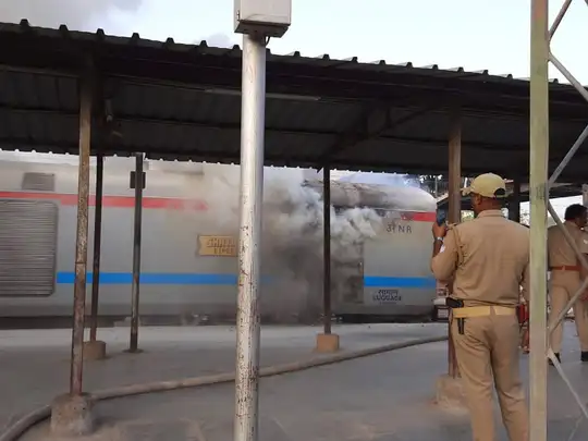Shatabdi Express Fire Ghaziabad: Shatabdi Express Fire Incident: एक और शताब्दी  एक्सप्रेस हादसे की शिकार, देहरादून के बाद अब लखनऊ शताब्दी में लगी आग -  lucknow swarn shatabdi gutted into ...