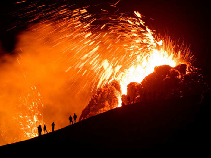 Volcano Erupting In Iceland Fagradals Mountain Drone Flies In The Mouth Stunning Video Viral आइसल ड म 800 स ल ब द फट ज व ल म ख ऐस अद भ त व ड य नह द ख त क य द ख Navbharat Times