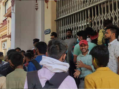 Varanasi News: BHU बंद प्रदर्शन शुरू, सेंट्रल ऑफिस पर छात्रों ने किया प्रदर्शन 