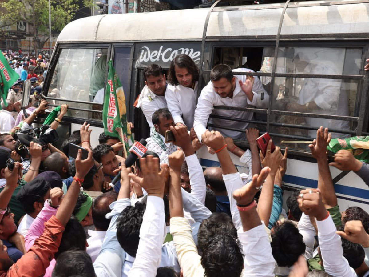 Rjd Protest in patna: FIR on Tejashwi Yadav: बिहार में बवाल के बाद तेजस्वी  यादव, तेजप्रताप समेत कई RJD नेताओं के खिलाफ FIR दर्ज - fir against tejashwi  yadav tej pratap yadav and many other ...