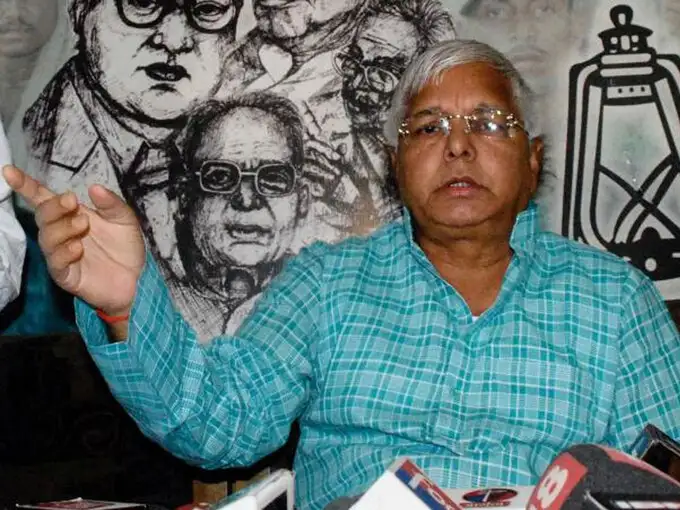 when-lalu-yadav-came-out-of-sb-sinhas-residence-with-a-bundle-of-notes