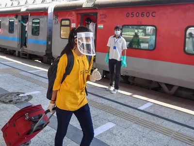 Holi Special Trains Booking: अभी भी इन होली स्पेशल ट्रेनों में खाली हैं हजारों सीटें, यात्रा करनी है तो जल्दी करें बुक! 