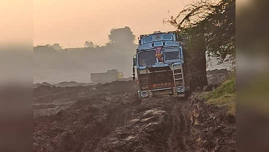 sand extraction: परप्रांतीय टोळीकडून गोदावरीत वाळू उपसा; पाच जण अटकेत