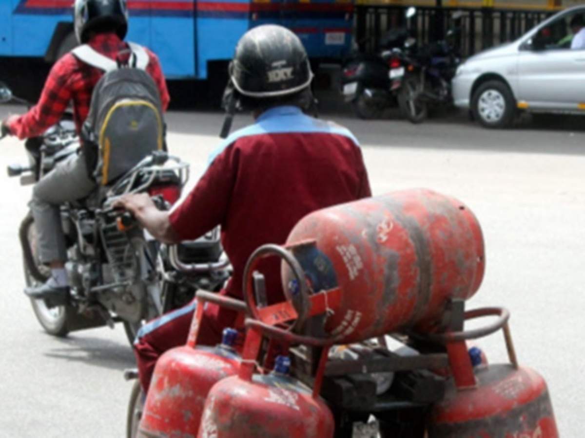 gas cylinder rate reduced: தமிழகத்தில் சிலிண்டர் விலை அதிரடி குறைப்பு:  நள்ளிரவு முதல் அமல்! - gas cylinder price reduced in tamil nadu | Samayam  Tamil