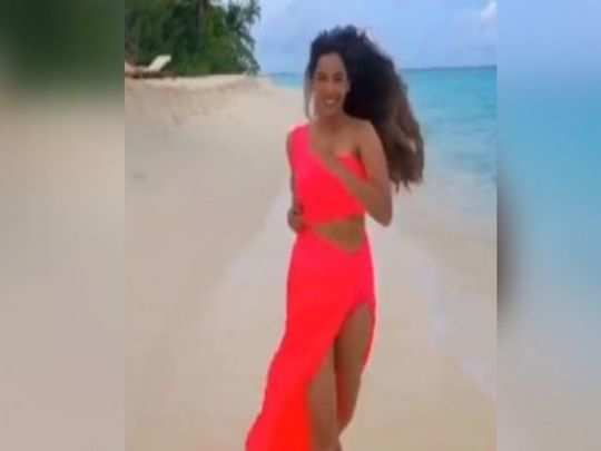 Srishty Rode Vacation In Maldives Video Srishty Rode New Glamrous Video From Maldives Raises Heat सम दर क न र द लकश अ द ज म द ड त नजर आई स ष ट र ड म लद व स नय ग ल मरस Video