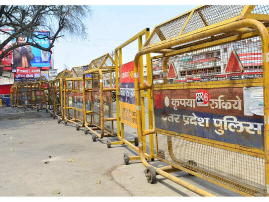 Khaskhabar/प्रयागराज एडीएम सिटी अशोक कनौजिया ने बताया कि इन इलाकों में ज्यादा मरीज सामने आने की वजह से सील किया गया है। जरूरी चीजों को छोड़कर बाकी सब चीजों पर पाबंदी लगाई गई है। अगर इन इलाकों में बैंक और स्कूल है