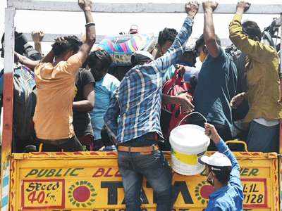 लॉकडाउनः दिल्ली-मुंबई से यूपी लौटे, अब ट्रकों में भरकर अपने घर वापस जा रहे हैं प्रवासी मजदूर 
