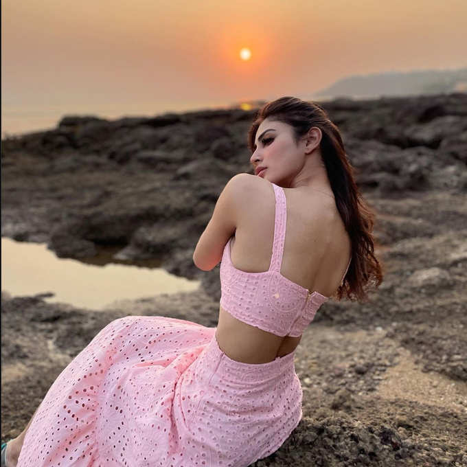 Mouni Roy Troll Pink See Through Net Dress Mouni Roy Brutally Trolled For Pink See Through Net Dress Tollers Says Didi Ghar Baitho Na म न र य क ग ल ब ज ल द र कपड म द ख