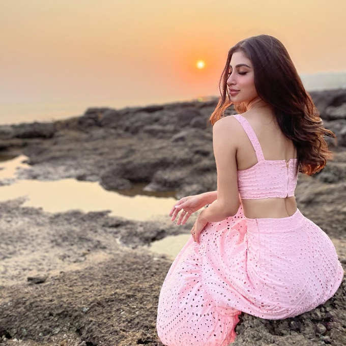 Mouni Roy Troll Pink See Through Net Dress Mouni Roy Brutally Trolled For Pink See Through Net Dress Tollers Says Didi Ghar Baitho Na म न र य क ग ल ब ज ल द र कपड म द ख ट र ल ब ल द द घर