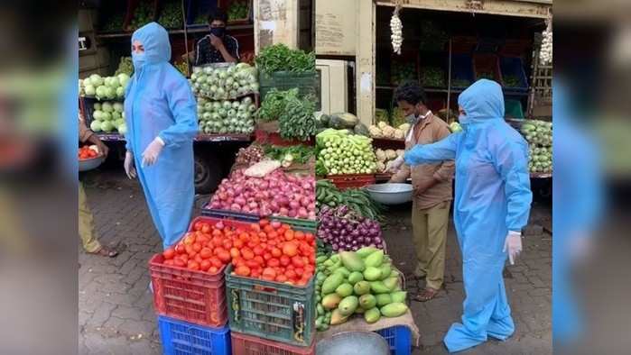 Video: करोनाच्या भीतीनं चक्क पीपीई किट घालून भाजी आणायला बाहेर पडली राखी सावंत