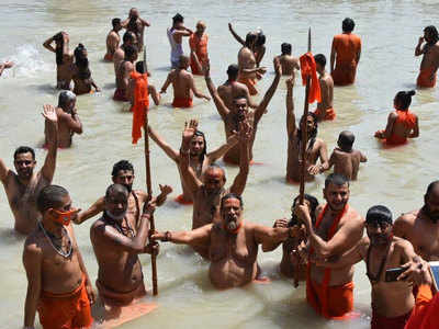 Haridwar Kumbh Mela: हरिद्वार कुंभ का आखिरी शाही स्नान हुआ प्रतीकात्मक, कम संख्या में शामिल हुए साधु-संत 
